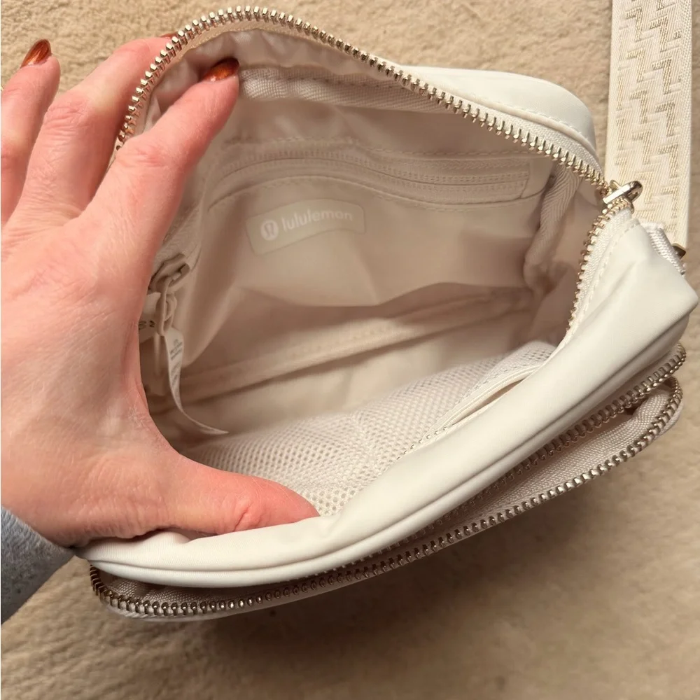lululemon athletica Cream White Crossbody Bag with Patterned Strap - Picture 5 of 6
